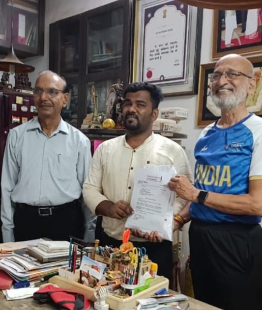 Darshan standing in the center holding a certificate presented by Uday Deshpande, internationally acclaimed Mallakhamb gymnast.