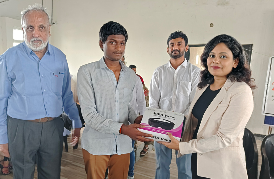 A Beneficiary receiving AVG from NIIF IFL Dignitary Ms. Jayita Naha.