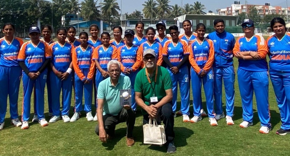 A Group photo of the Indian Blind Women’s Cricket Team with HTBF Trustees Mr. Sivaji Rao and Mr. Nataraj Sankaran.